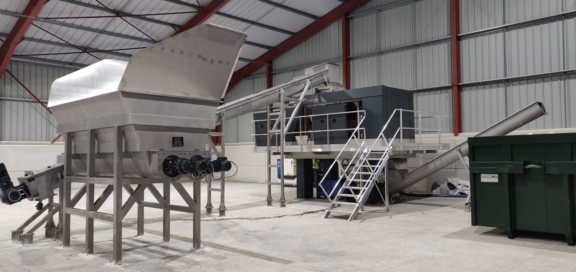 Intérieur du bâtiment de déconditionnement Les Gloutons zone de tri et séparation des biodéchets